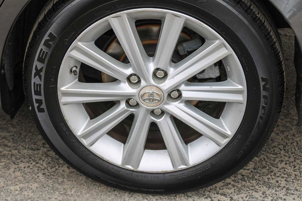 Used 2012 Toyota Camry XLE w/ Leather Pkg image 11