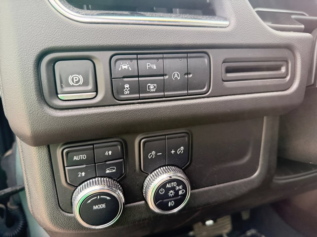 Used 2024 GMC Yukon SLT w/ SLT Luxury Package AWD/4WD image 17