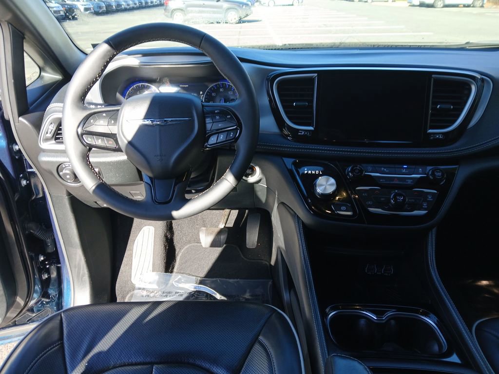 Used 2025 Chrysler Pacifica Limited image 14