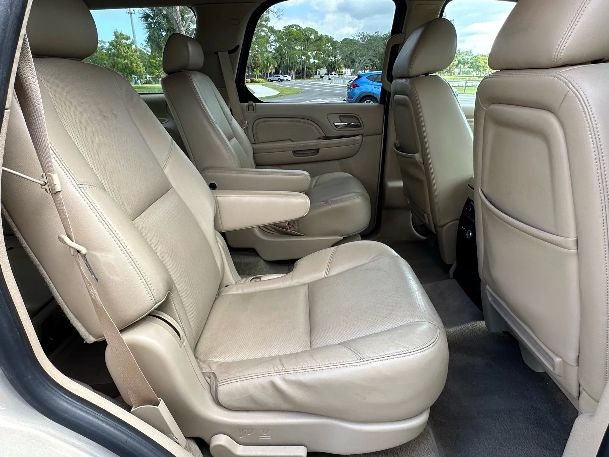 Used 2010 Cadillac Escalade Premium image 21