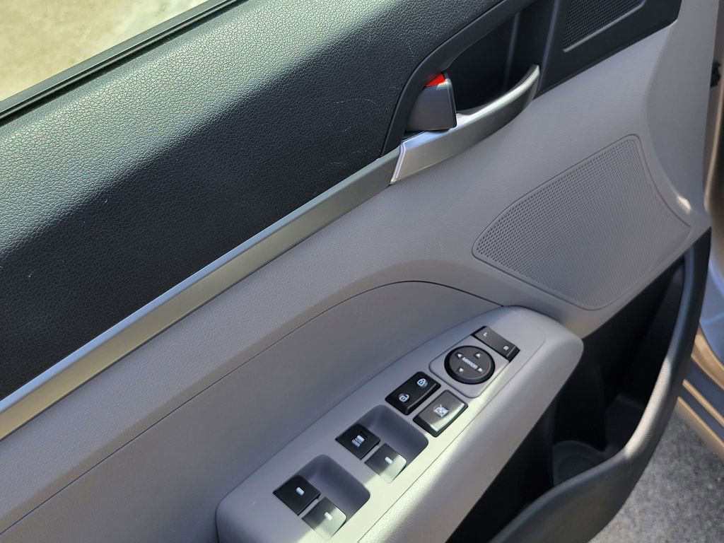 Used 2020 Hyundai Elantra SE w/ Winter Weather Package FWD image 19