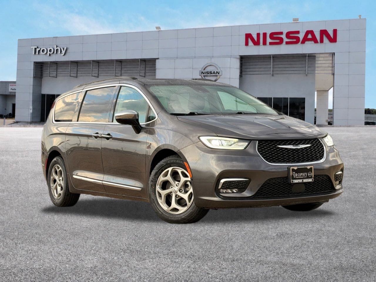Used 2023 Chrysler Pacifica Limited FWD image 1