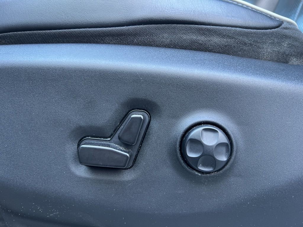 Used 2023 Chrysler Pacifica Limited image 9