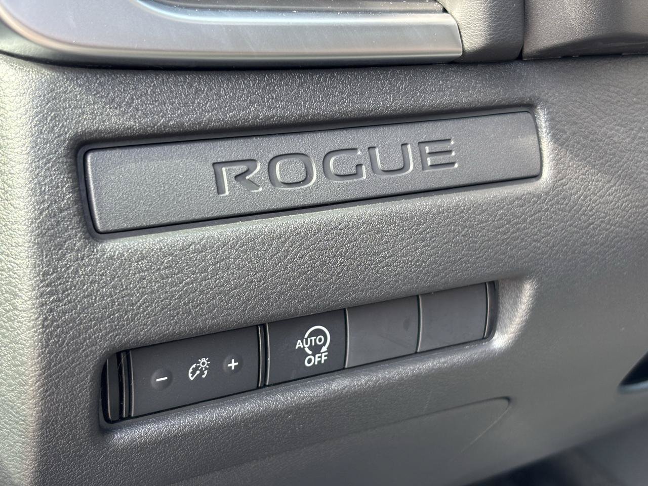 Used 2024 Nissan Rogue S AWD/4WD image 18