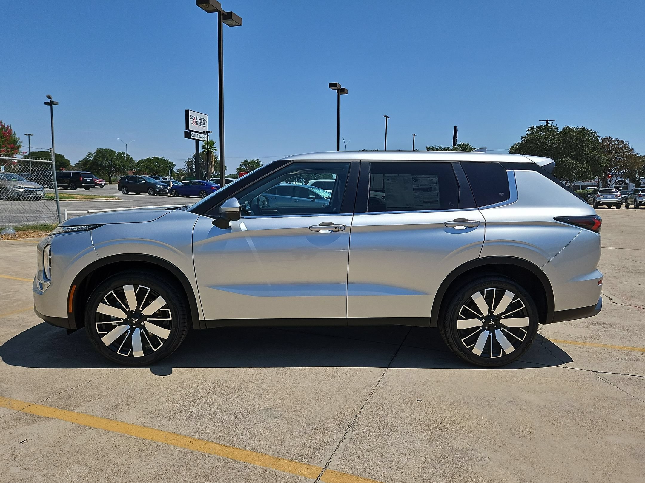 New 2026 Mitsubishi Outlander SE FWD image 2