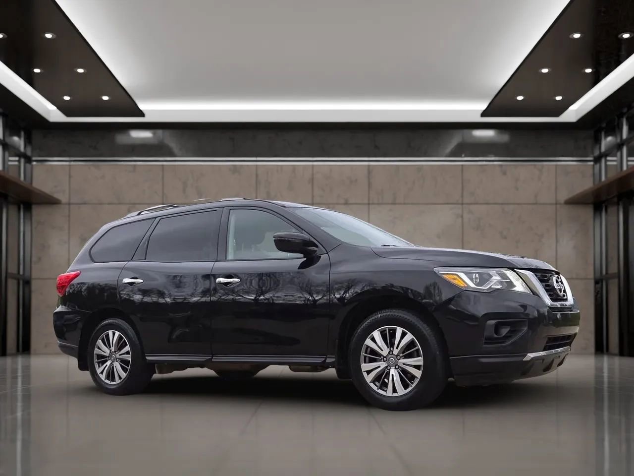 Used 2019 Nissan Pathfinder SV image 4