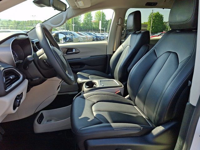 Certified 2024 Chrysler Pacifica Touring-L FWD image 18