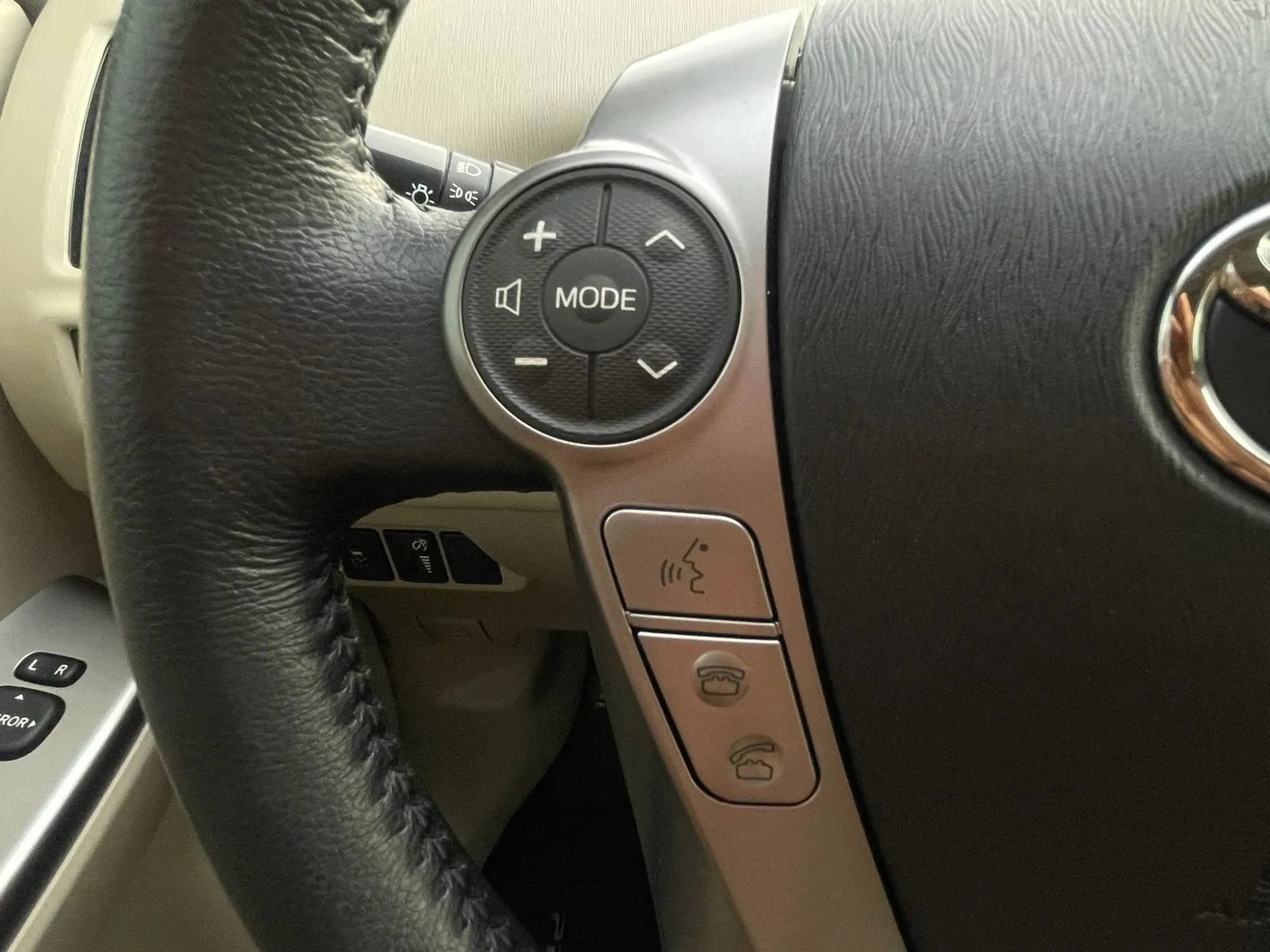 Used 2016 Toyota Prius V Five FWD image 33