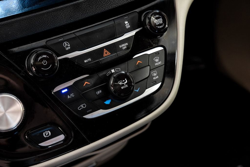 Used 2020 Chrysler Voyager Lxi image 22