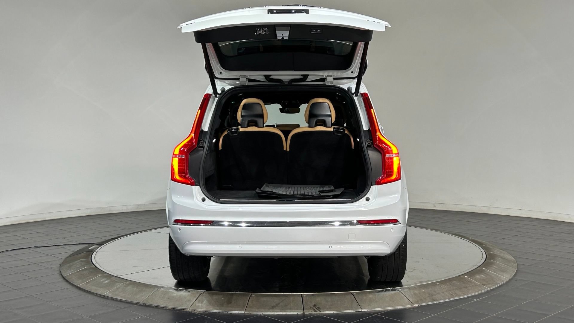 Used 2023 Volvo XC90 B6 Ultimate w/ Protection Package Premier AWD/4WD image 30