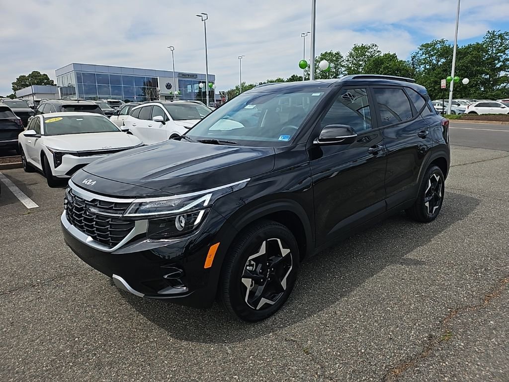 Used 2025 Kia Seltos S AWD/4WD image 2