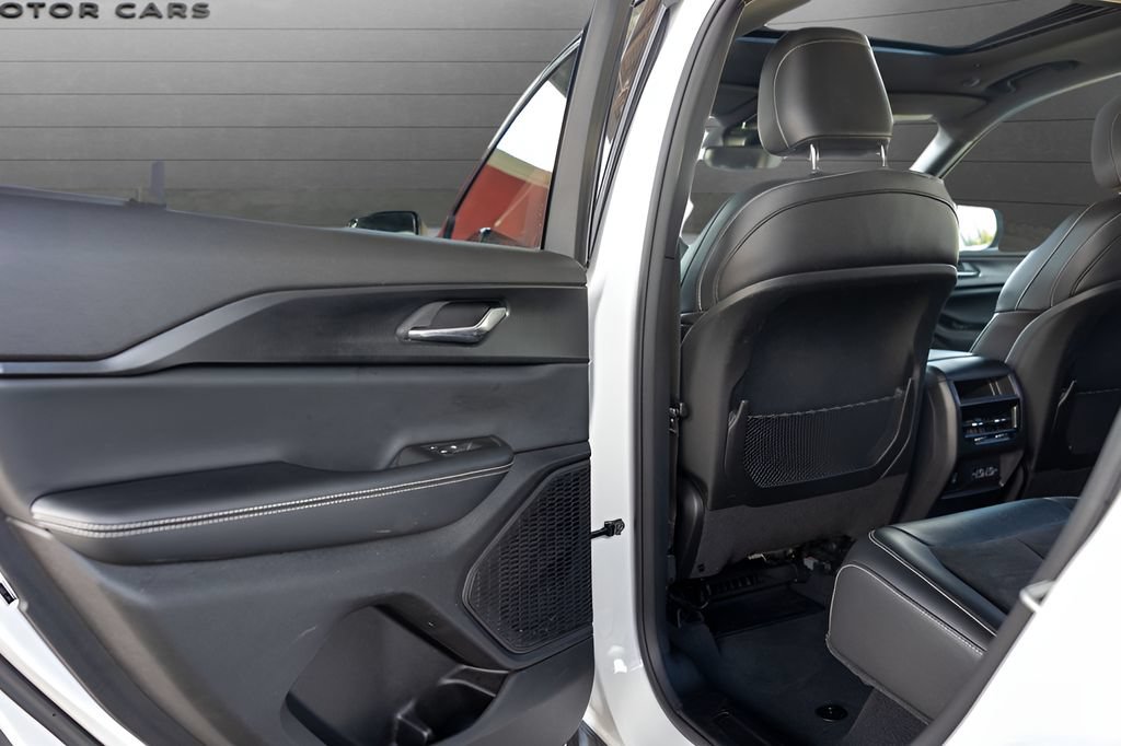 Used 2024 Jeep Grand Cherokee Altitude AWD/4WD image 41