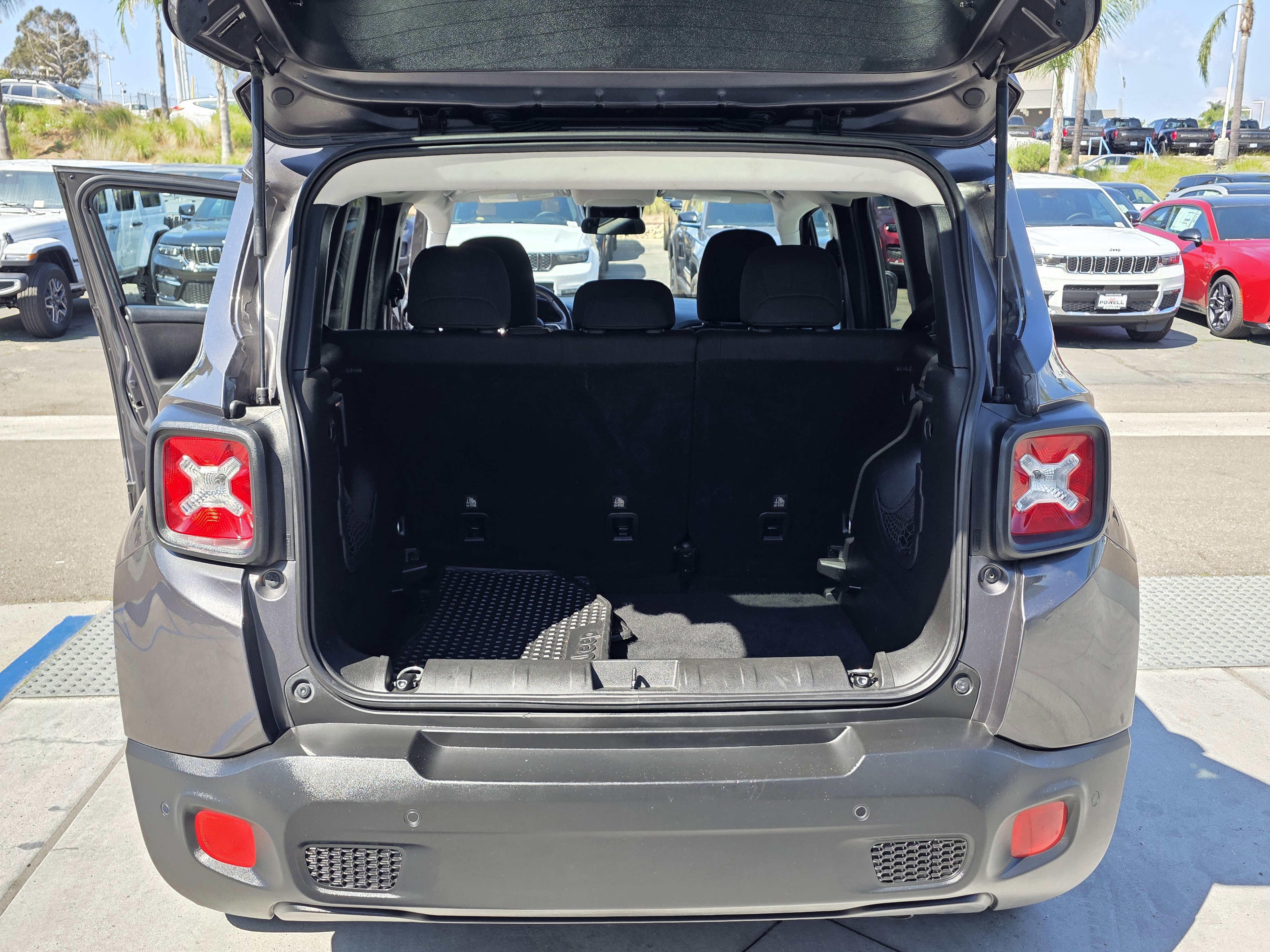 Used 2018 Jeep Renegade Latitude w/ Advanced Technology Group image 19