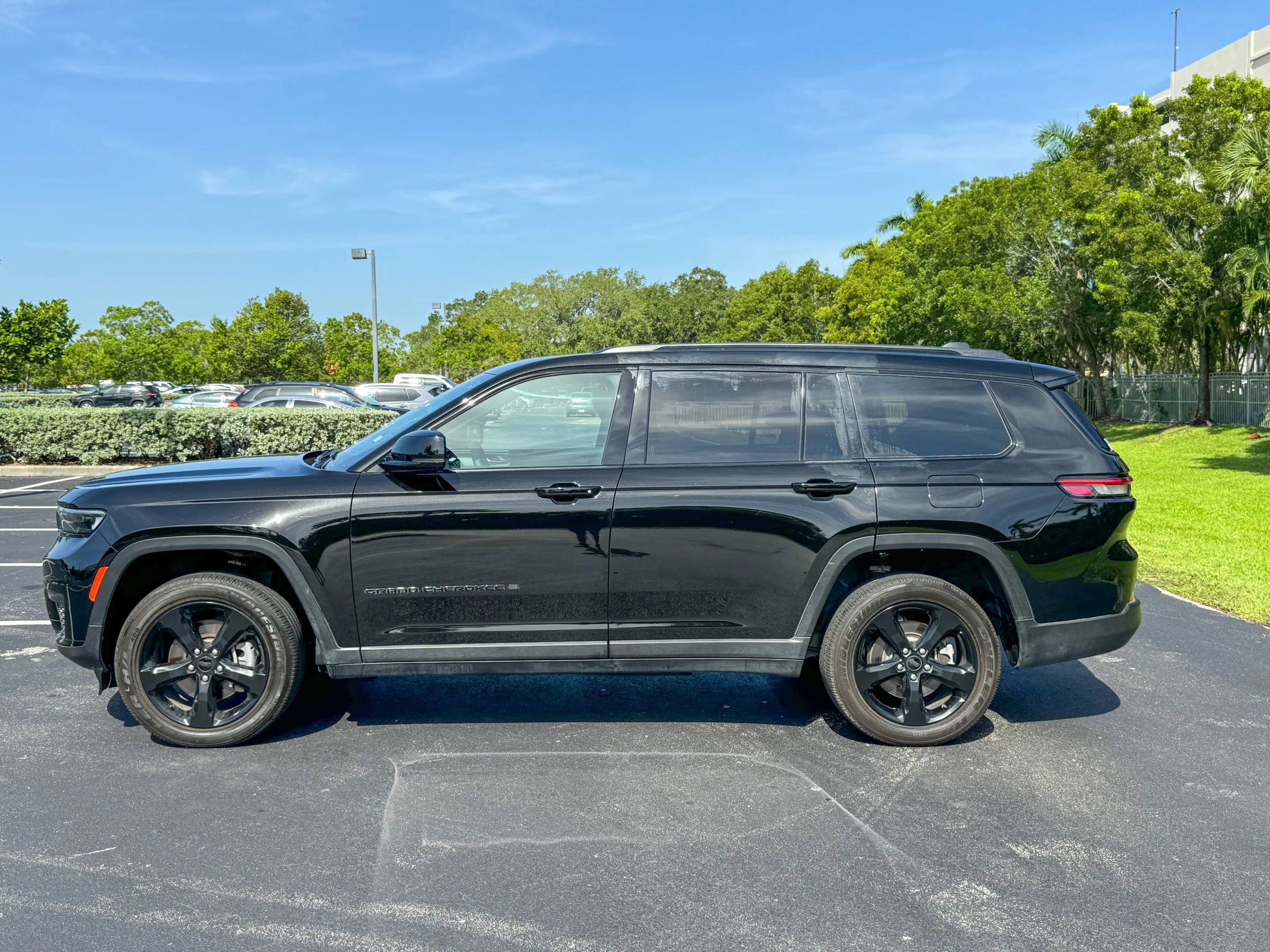 Used 2024 Jeep Grand Cherokee L Altitude image 3