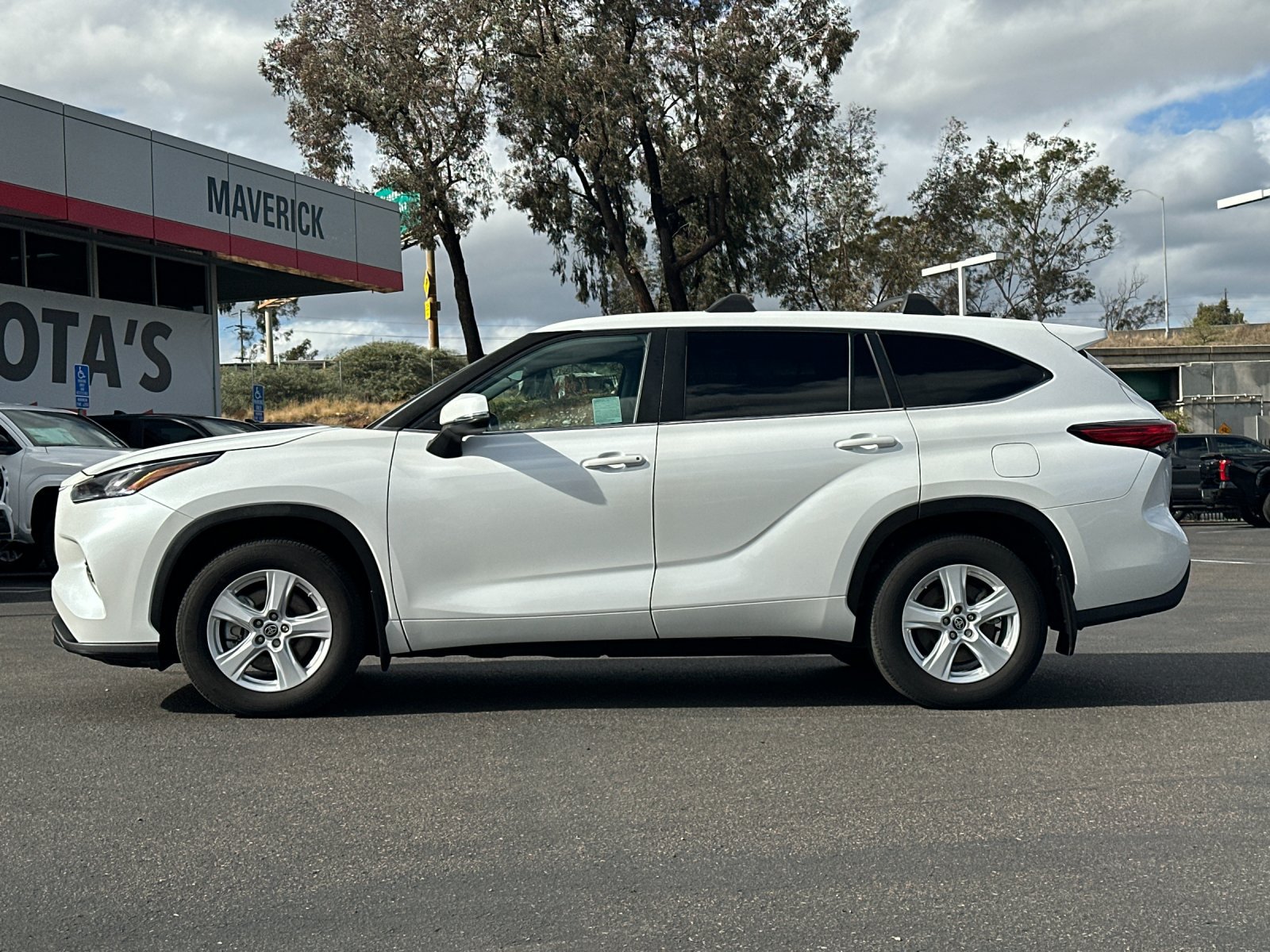 Used 2023 Toyota Highlander LE FWD image 2