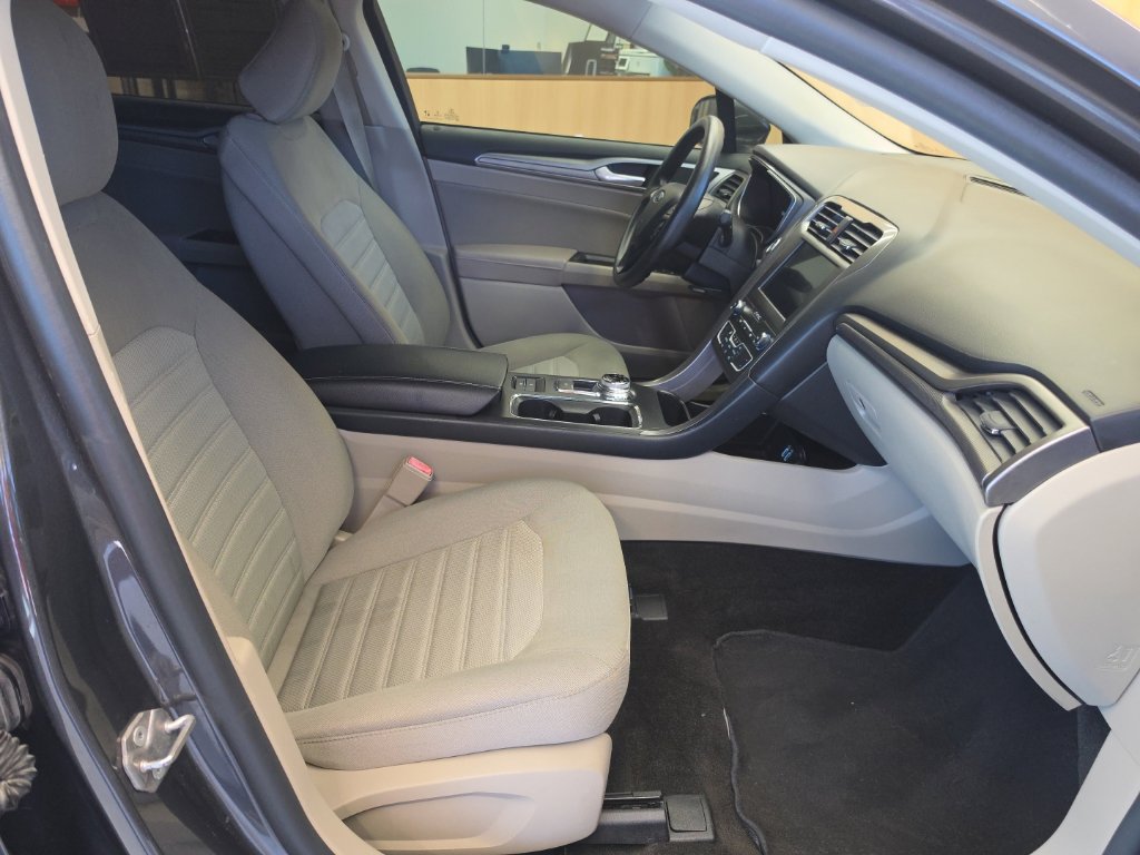 Used 2020 Ford Fusion SE FWD image 47