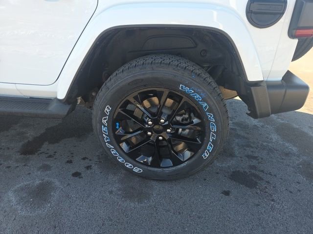 Used 2023 Jeep Wrangler Unlimited Sahara w/ Cold Weather Group image 18