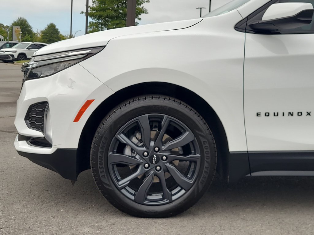 Used 2022 Chevrolet Equinox RS w/ LPO, Floor Liner Package FWD image 9