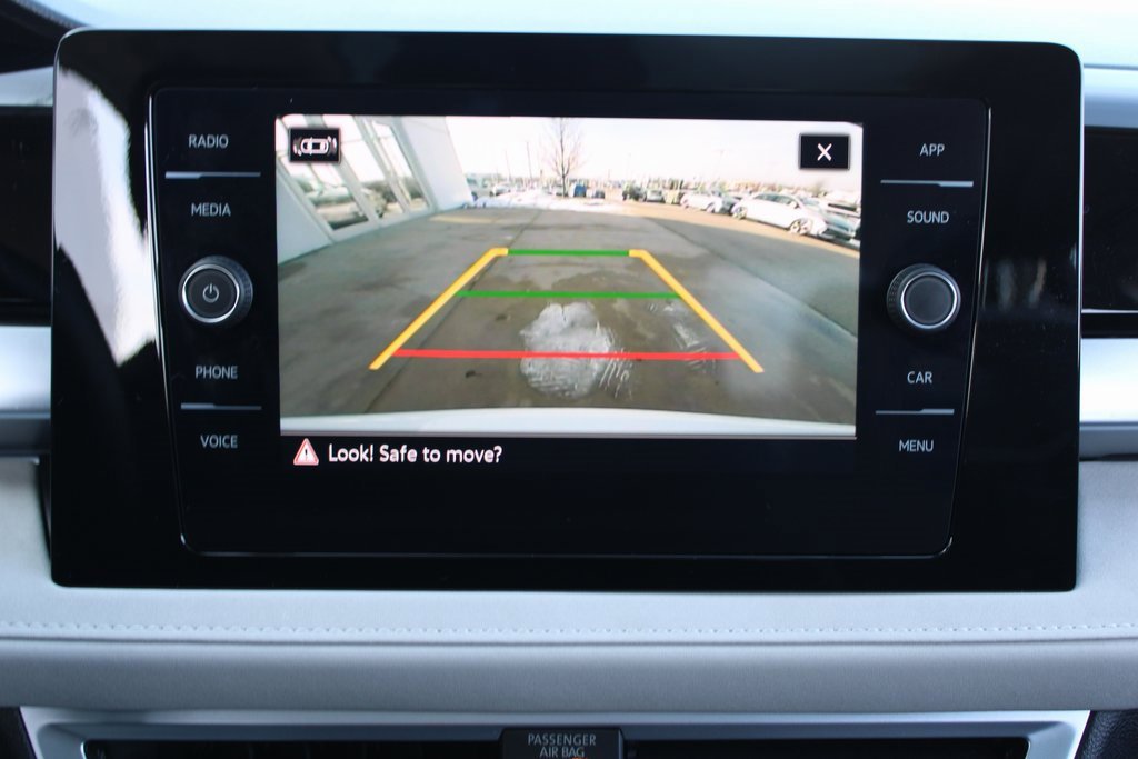 Certified 2025 Volkswagen Taos SE image 16