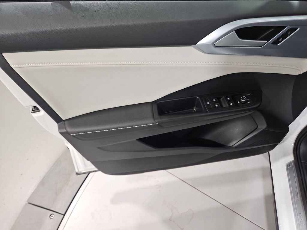 Used 2025 Volkswagen Taos SE w/ Panoramic Sunroof Package FWD image 13