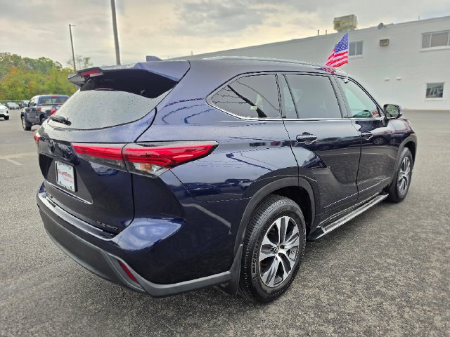 Used 2022 Toyota Highlander XLE AWD/4WD image 7