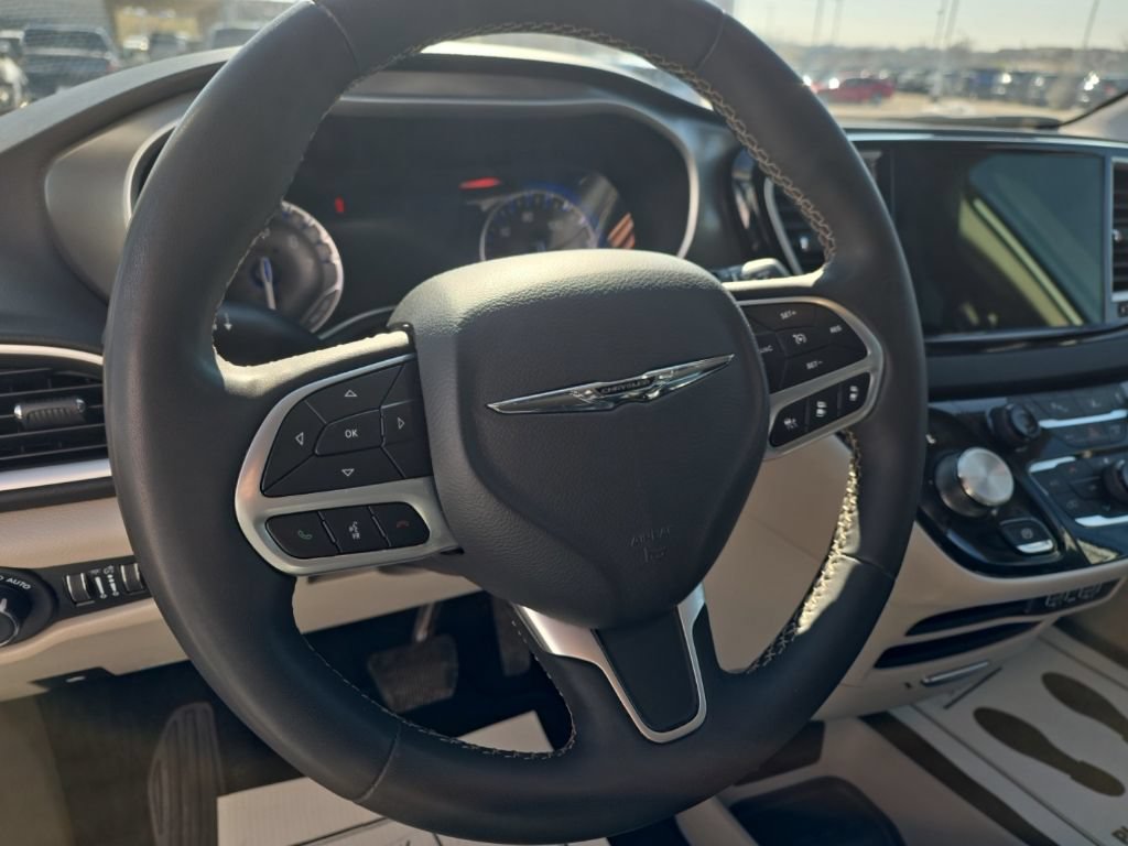 Used 2024 Chrysler Pacifica Touring-L FWD image 9