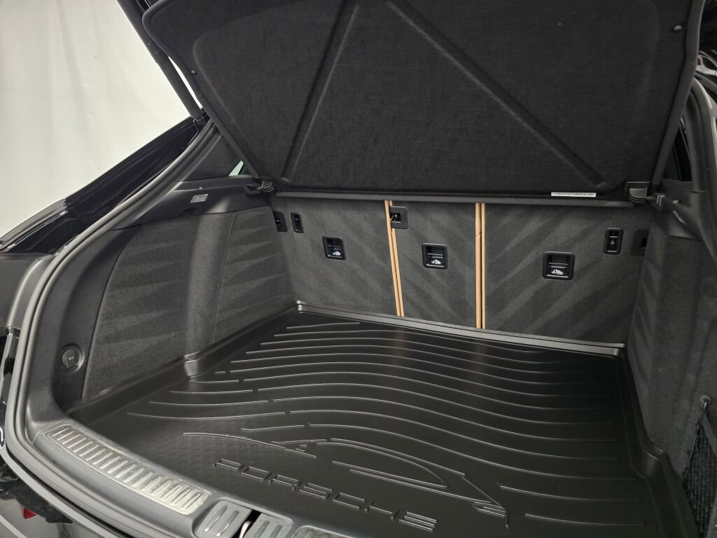 Certified 2025 Porsche Macan image 23