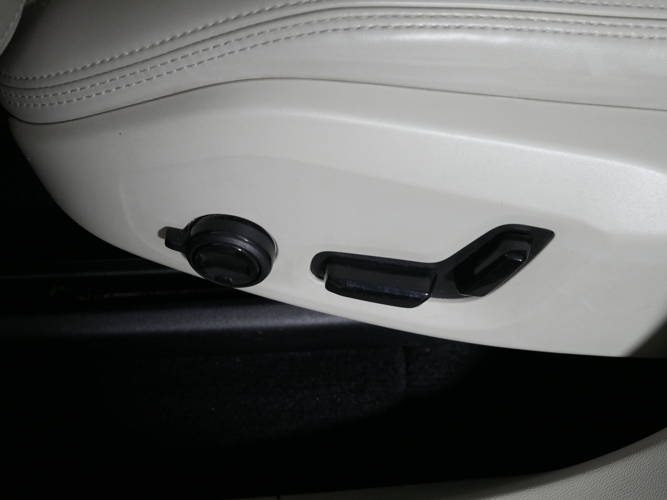 Used 2019 Volvo XC60 T8 Inscription w/ Advanced Package image 20