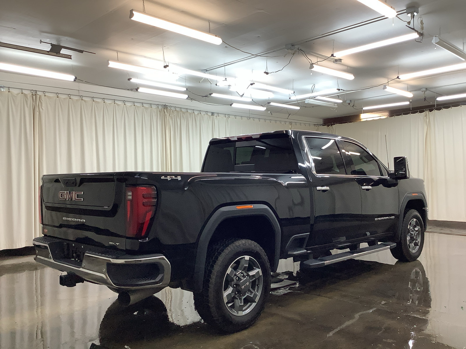 Used 2025 GMC Sierra 2500 SLT w/ SLT Premium Package AWD/4WD image 6
