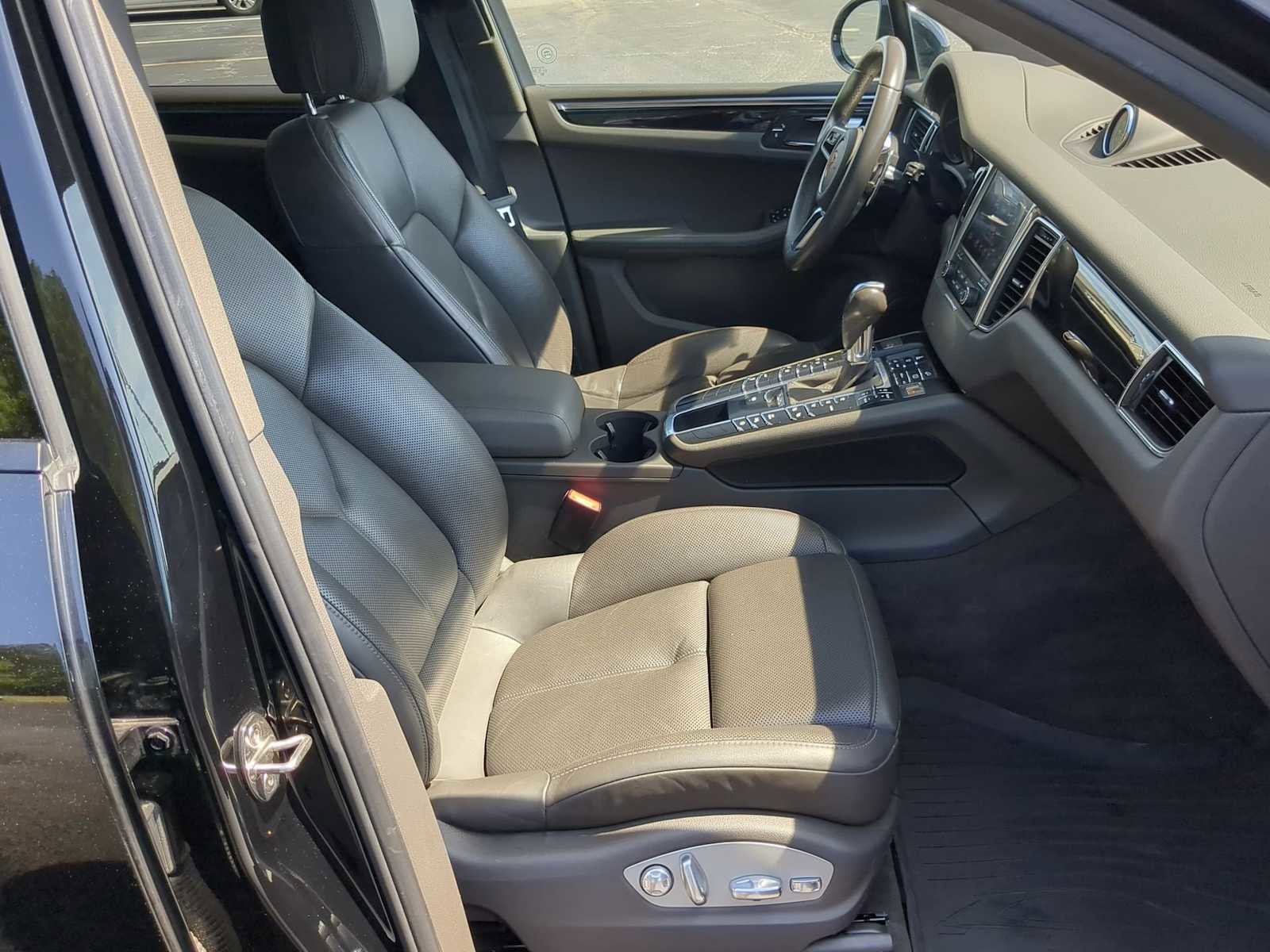 Used 2017 Porsche Macan AWD/4WD image 29