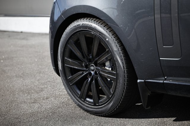 New 2025 Land Rover Range Rover Long Wheelbase SE image 7