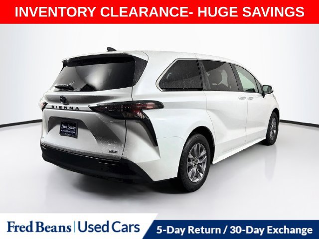 Used 2025 Toyota Sienna XLE FWD image 10