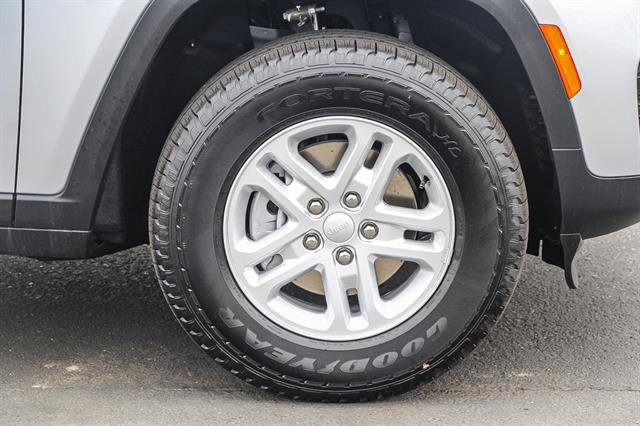 New 2025 Jeep Grand Cherokee Laredo image 8