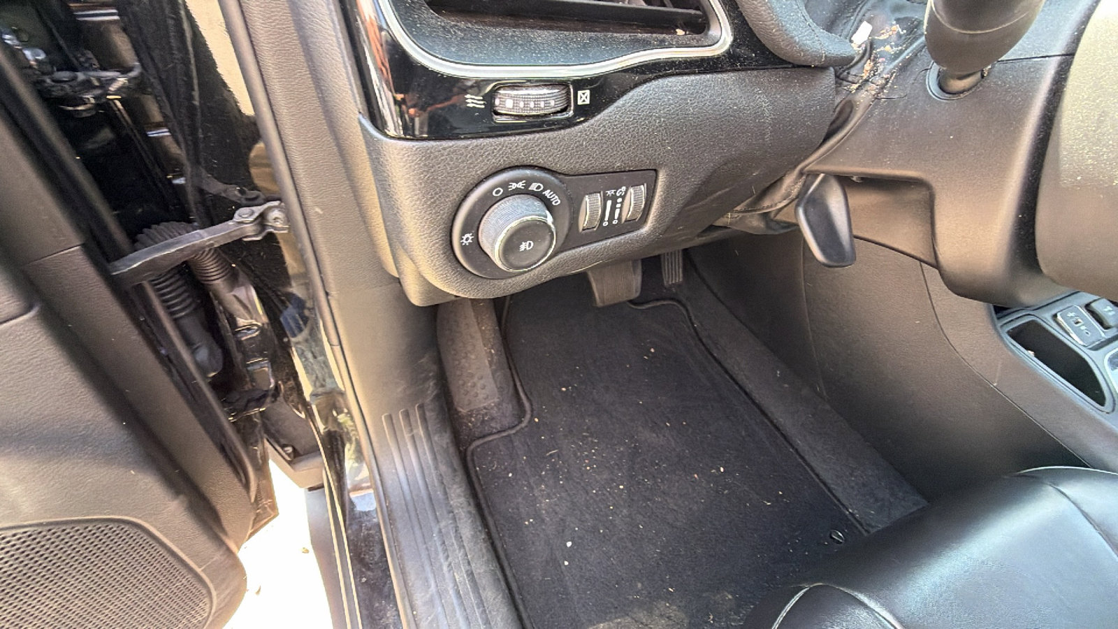 Used 2021 Jeep Cherokee Latitude Plus FWD image 24