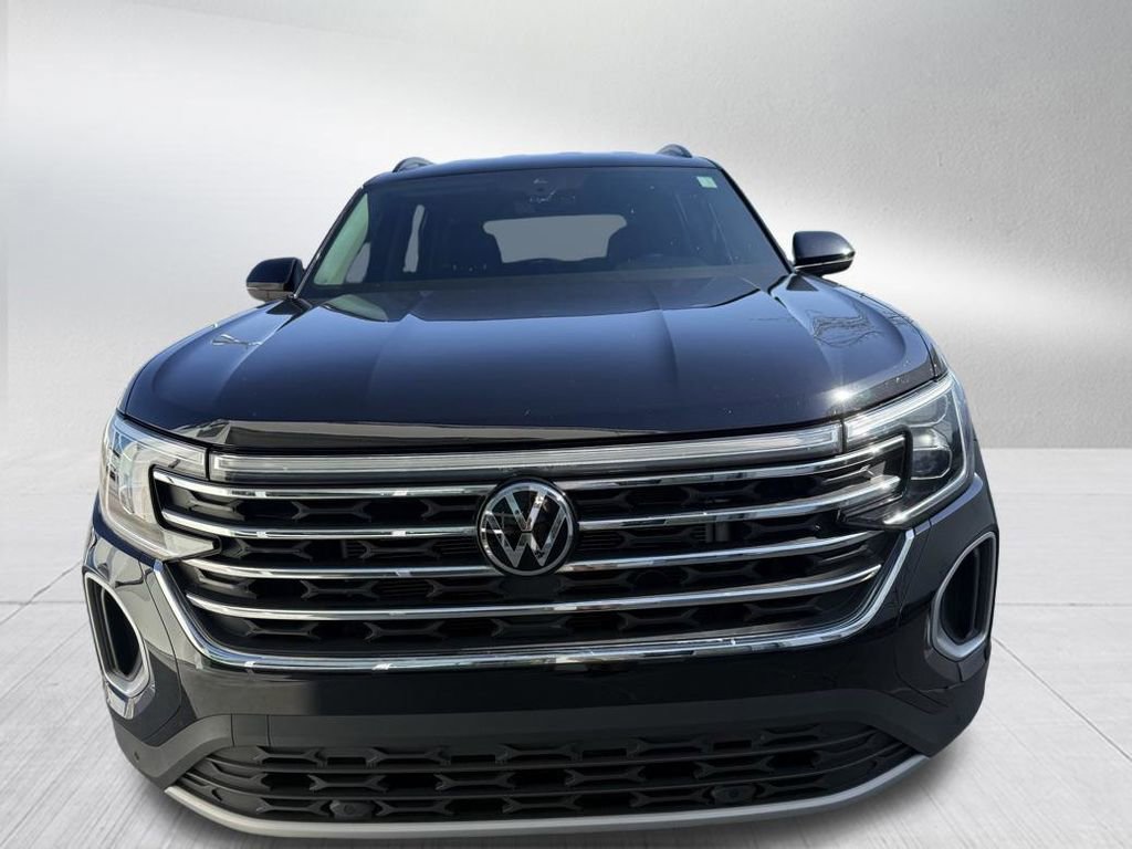 Used 2024 Volkswagen Atlas SE w/ Black Wheel Package image 2
