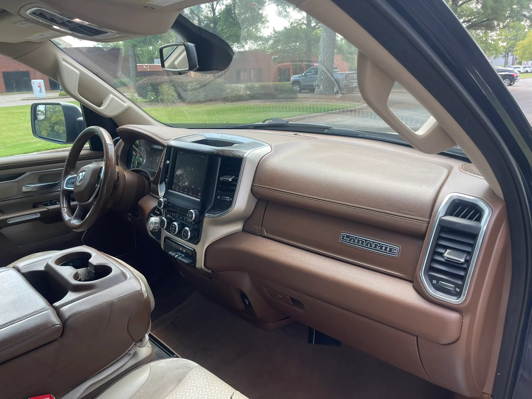 Used 2019 RAM 1500 Laramie AWD/4WD image 9