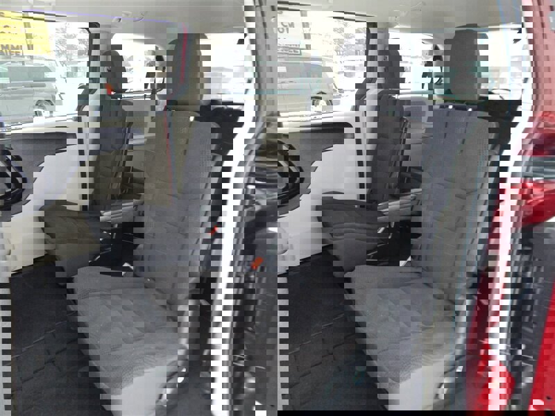 Used 2018 Dodge Grand Caravan SE w/ UConnect Hands-Free Group image 19