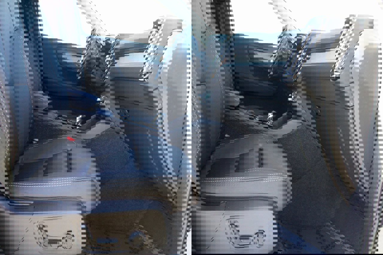 Certified 2025 Volvo XC40 B5 Plus image 33