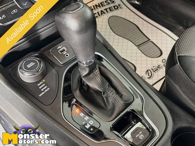 Used 2023 Jeep Cherokee Altitude Lux w/ Elite Group AWD/4WD image 17