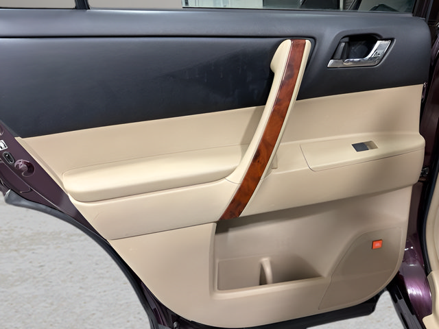 Used 2013 Toyota Highlander Limited AWD/4WD image 30
