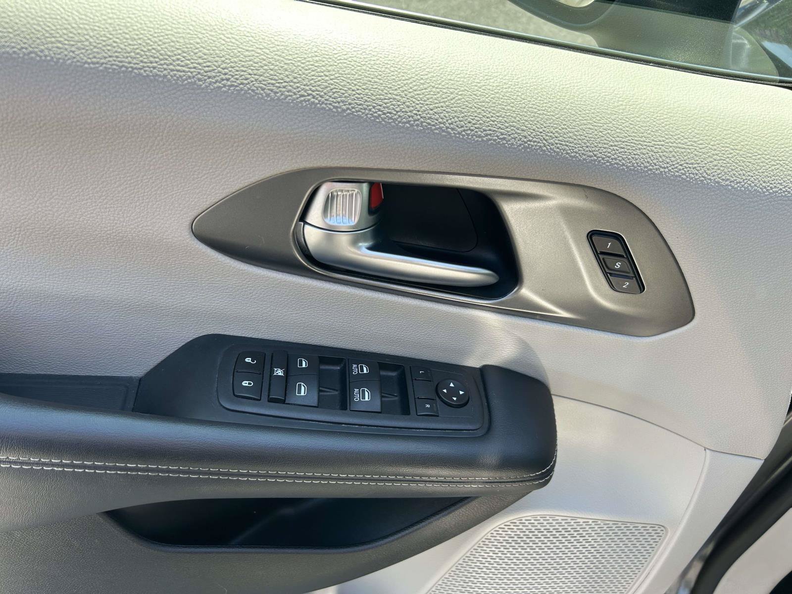 Used 2023 Chrysler Pacifica Touring-L FWD image 19
