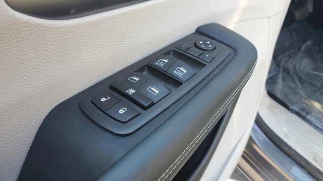 Certified 2023 Chrysler Pacifica Touring-L AWD/4WD image 7