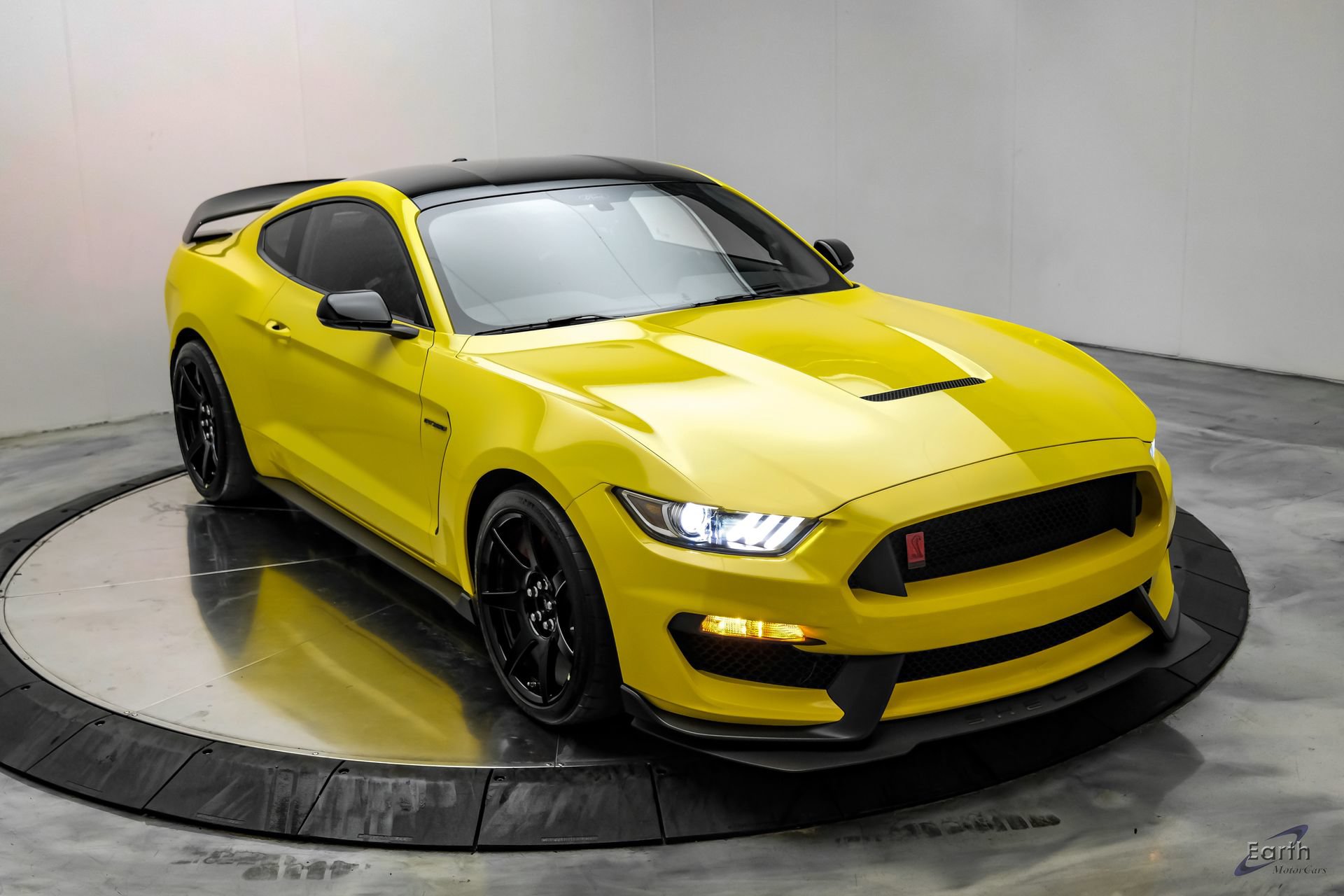 Used 2017 Ford Mustang Shelby GT350R w/ GT350R Equipment Group 920A RWD image 25