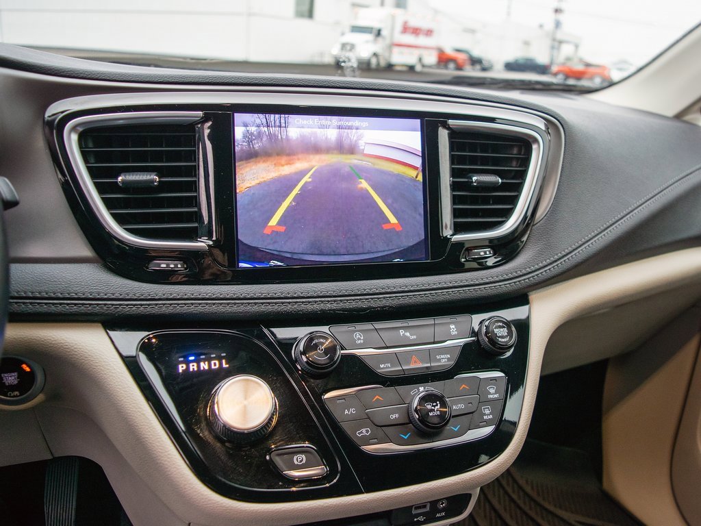 Used 2018 Chrysler Pacifica Limited image 23