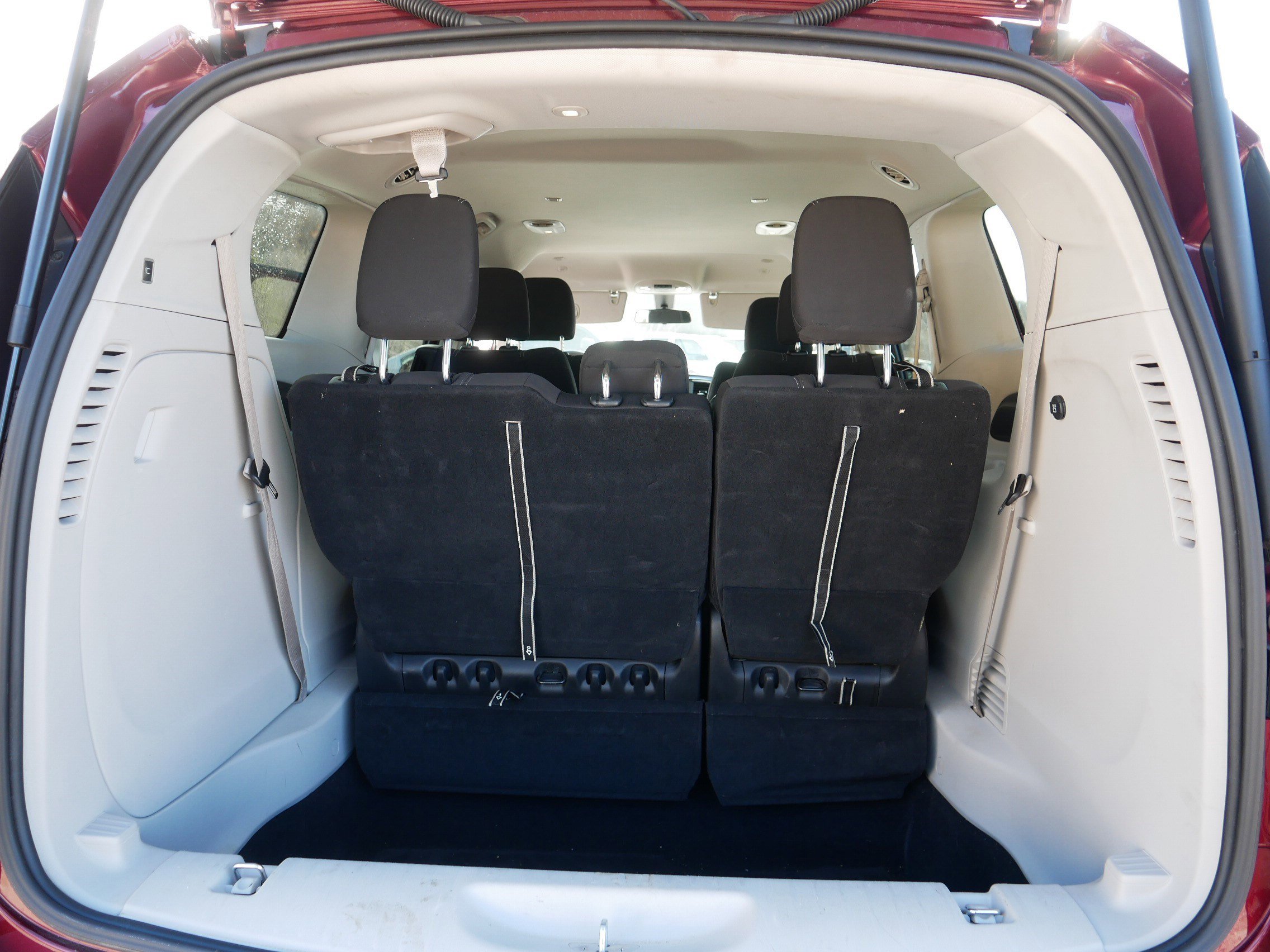 Used 2022 Chrysler Voyager LX image 18