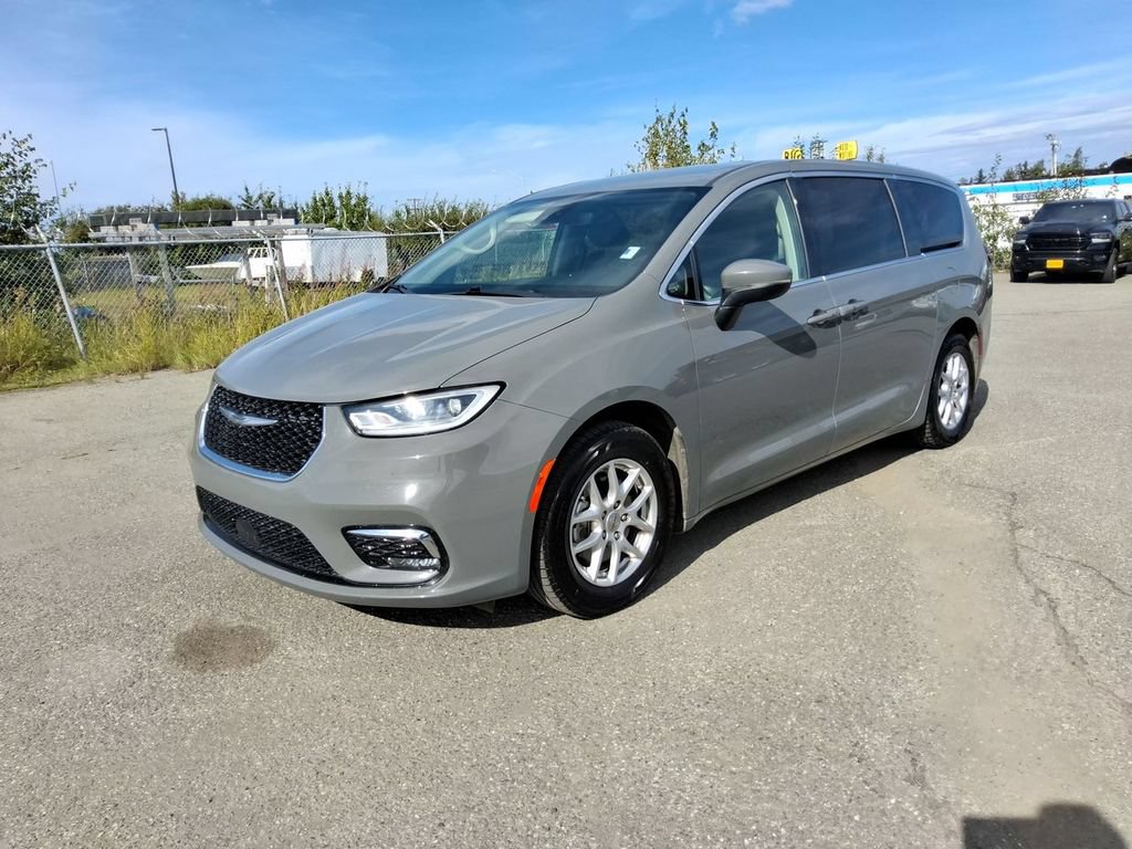 Certified 2023 Chrysler Pacifica Touring-L FWD image 4