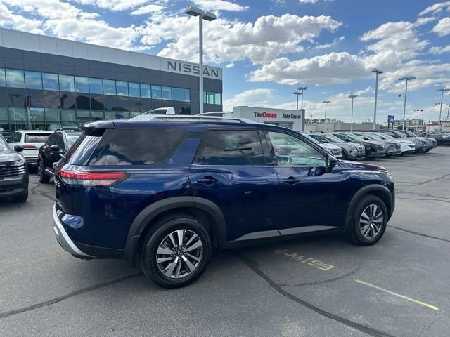 Used 2023 Nissan Pathfinder SL AWD/4WD image 12