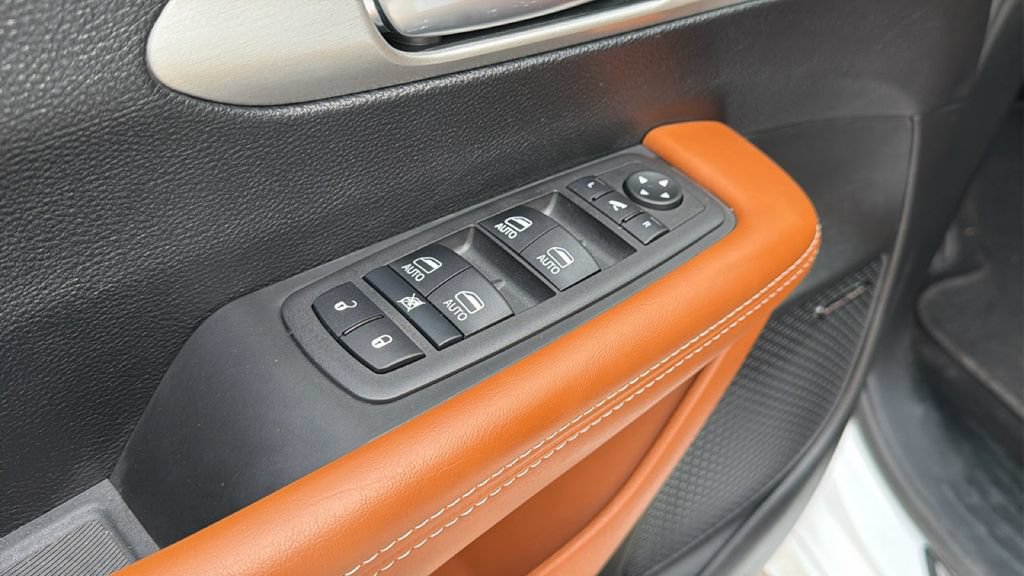 Used 2025 Chrysler Pacifica Pinnacle FWD image 11
