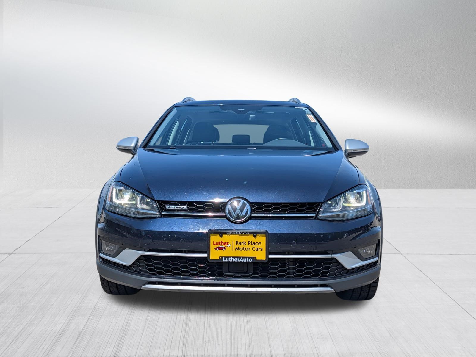 Used 2017 Volkswagen Golf Alltrack SEL AWD/4WD image 2