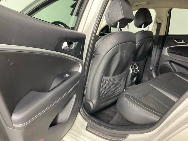 Used 2025 Genesis G70 2.5T image 23